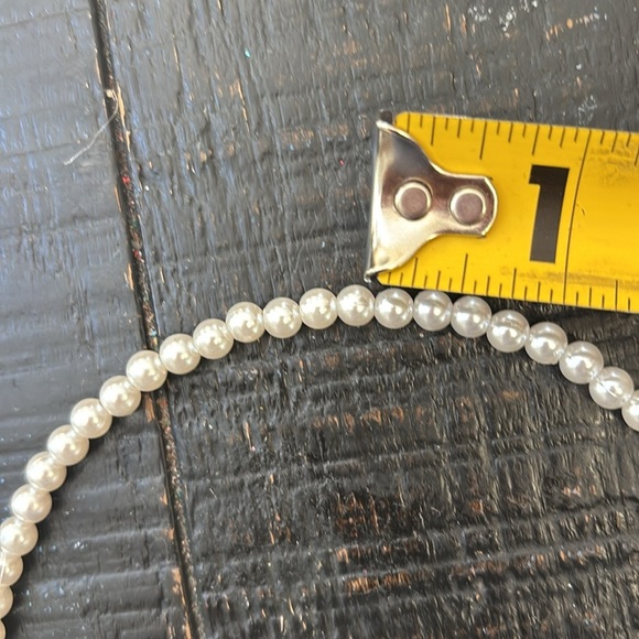 🎈4 LISTINGS FOR $20! 2 New Headbands 1 gold pearl and 1 white pearl headband - Picture 5 of 5